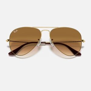 Ray Ban AVIATOR GRADIENT. FRAME: Polished Gold.
LENSES: Brown.